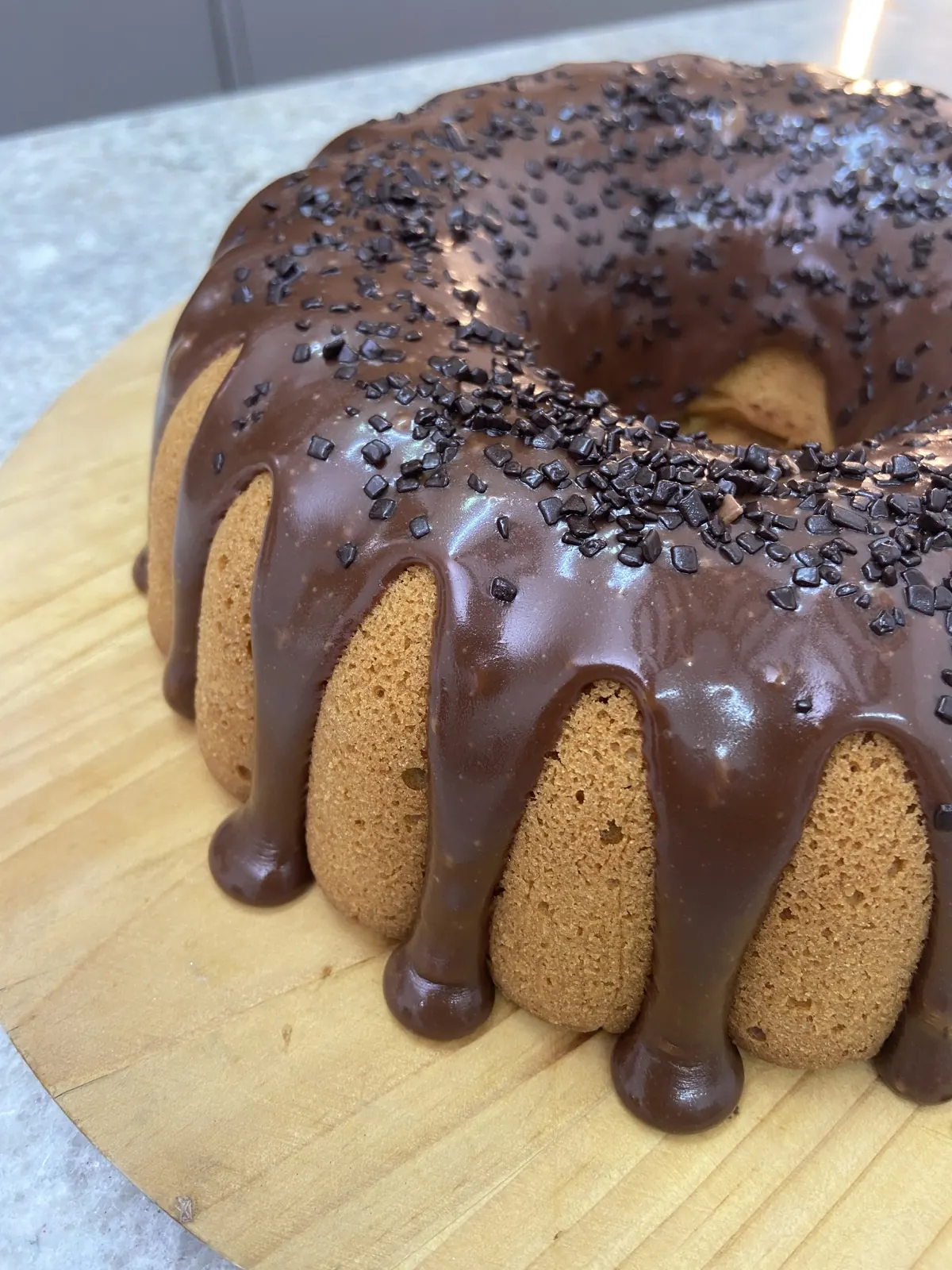 Bolo de cenoura com cobertura de chocolate e granulado