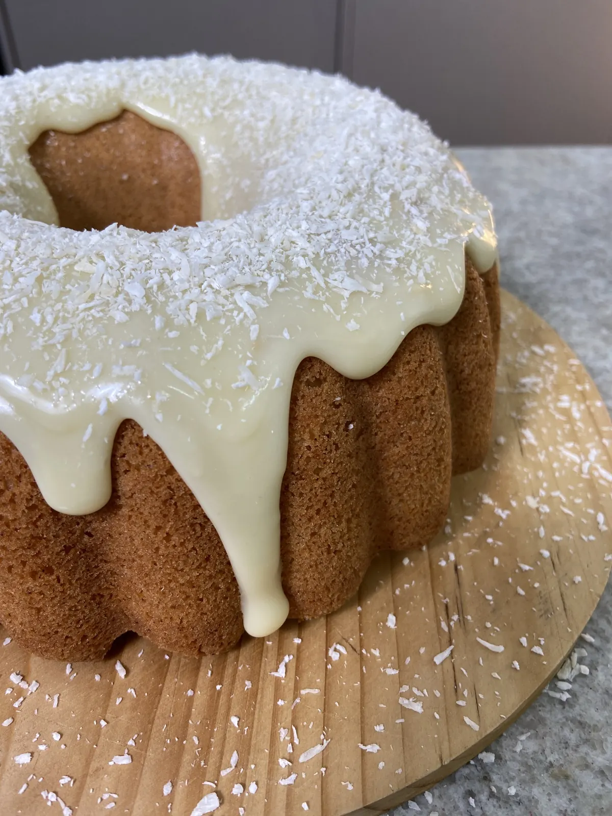 Bolo de cenoura com cobertura branca e coco ralado