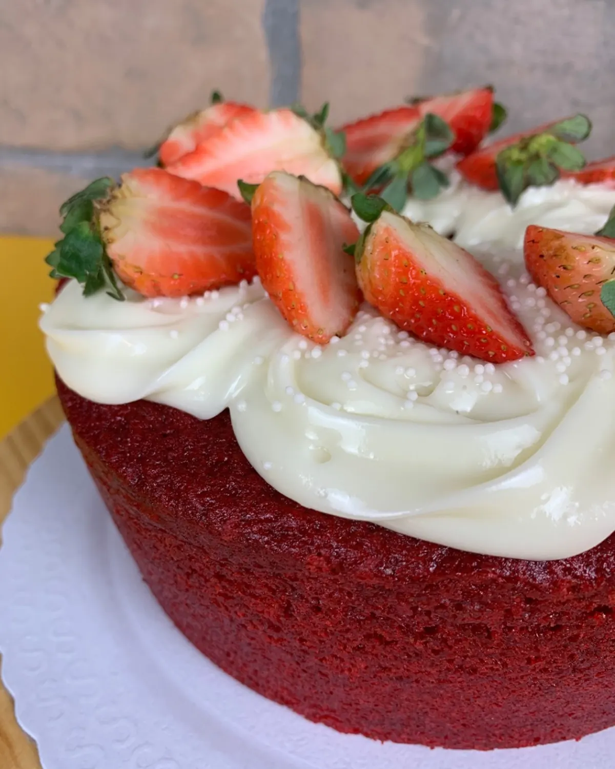 Bolo red velvet com cobertura cremosa e morangos